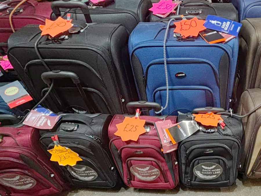Hat City - Chelmsford Retail Market - luggage: fabric cases